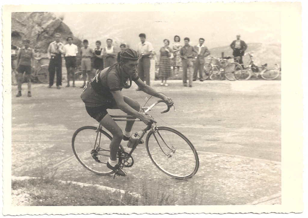 il ciclista Vasco Modena in fuga sulla salita del Limarò, prima di un tragico schianto con un pullman nella discesa verso il traguardo di Campo Lomaso che poteva costagli l'uso del braccio sinistro