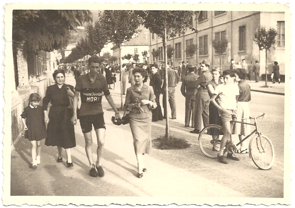 Vasco con la fidanzata in via Grazioli a Trento. Sulla sinistra della foto la futura cognata con la figlioletta che guarda curiosa le calzature del ciclista