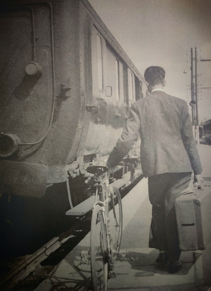 Così si spostava il ciclista, anche in occasioni dei grandi giri: bici in una mano e valigia nell'altra. Nella foto lo spagnolo Federico Bahamontes (Tour 1960).